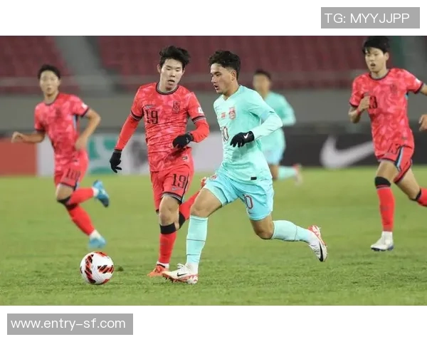 文莱门将遭逼抢慌乱二次抱球被判禁区内间接任意球引发热议 文莱门将遭逼抢慌乱二次抱球被判禁区内间接任意球引发热议